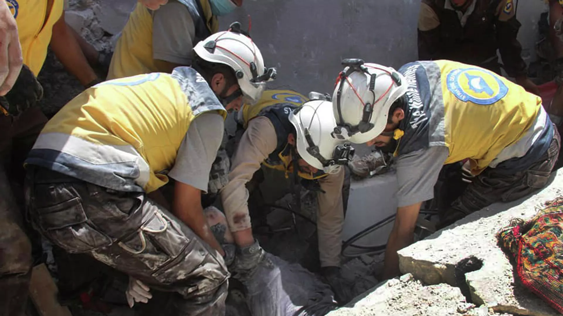 Unos Cascos Blancos sacan a una víctima de debajo de los escombros de un edificio destruido por un ataque aéreo en Siria Unos Cascos Blancos sacan a una víctima de debajo de los escombros de un edificio destruido por un ataque aéreo en Siria - Sputnik Mundo, 1920, 10.05.2021