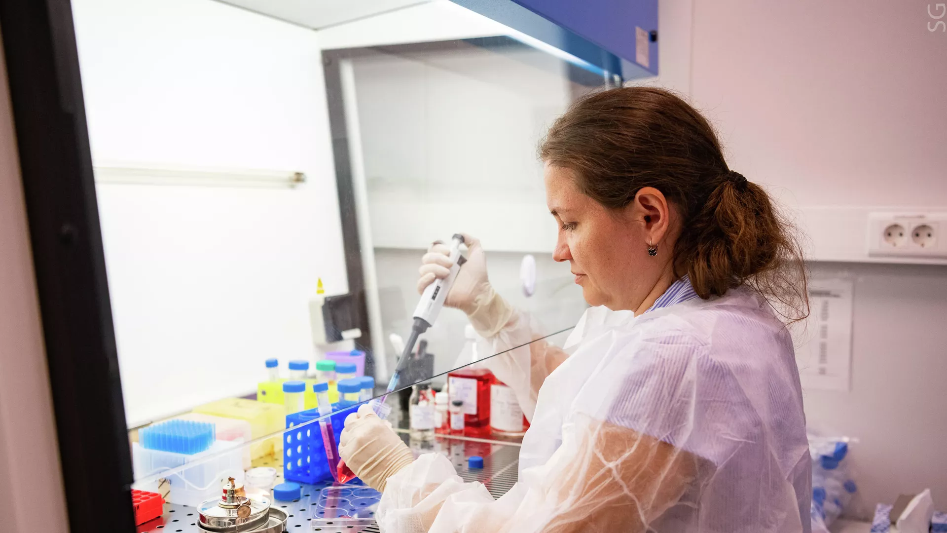 Una científica del Laboratorio de Investigación de Biofísica de la NUST MISIS