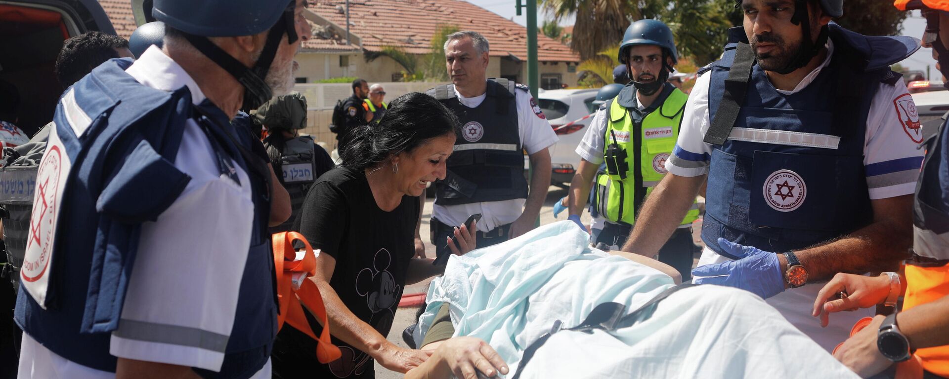 Los médicos evacuan a una persona herida después de que un cohete lanzado desde la Franja de Gaza golpeara una casa en Ashkelon, Israel Los médicos evacuan a una persona herida después de que un cohete lanzado desde la Franja de Gaza golpeara una casa en Ashkelon, Israel - Sputnik Mundo, 1920, 27.05.2021