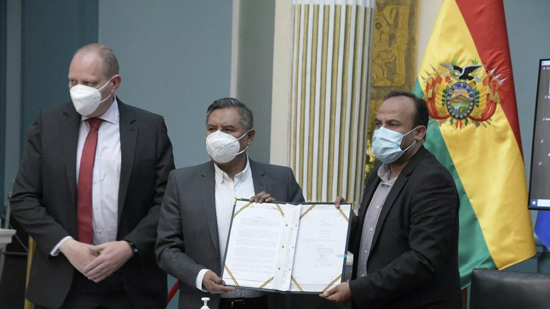El canciller, Rogelio Mayta, y el viceministro de Comercio Exterior Benjamin Blanco firman documento con Biolyse Pharma
para adquirir 15 millones de vacunas Johnson & Johnson El canciller, Rogelio Mayta, y el viceministro de Comercio Exterior Benjamin Blanco firman documento con Biolyse Pharma
para adquirir 15 millones de vacunas Johnson & Johnson - Sputnik Mundo, 1920, 11.05.2021