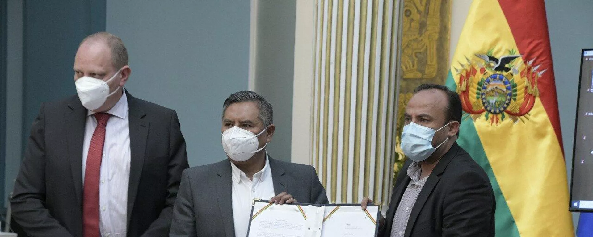 El canciller, Rogelio Mayta, y el viceministro de Comercio Exterior Benjamin Blanco firman documento con Biolyse Pharma
para adquirir 15 millones de vacunas Johnson & Johnson El canciller, Rogelio Mayta, y el viceministro de Comercio Exterior Benjamin Blanco firman documento con Biolyse Pharma
para adquirir 15 millones de vacunas Johnson & Johnson - Sputnik Mundo, 1920, 11.05.2021