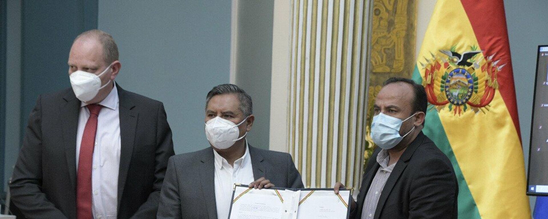 El canciller, Rogelio Mayta, y el viceministro de Comercio Exterior Benjamin Blanco firman documento con Biolyse Pharma
 para adquirir 15 millones de vacunas Johnson & Johnson - Sputnik Mundo, 1920, 11.05.2021