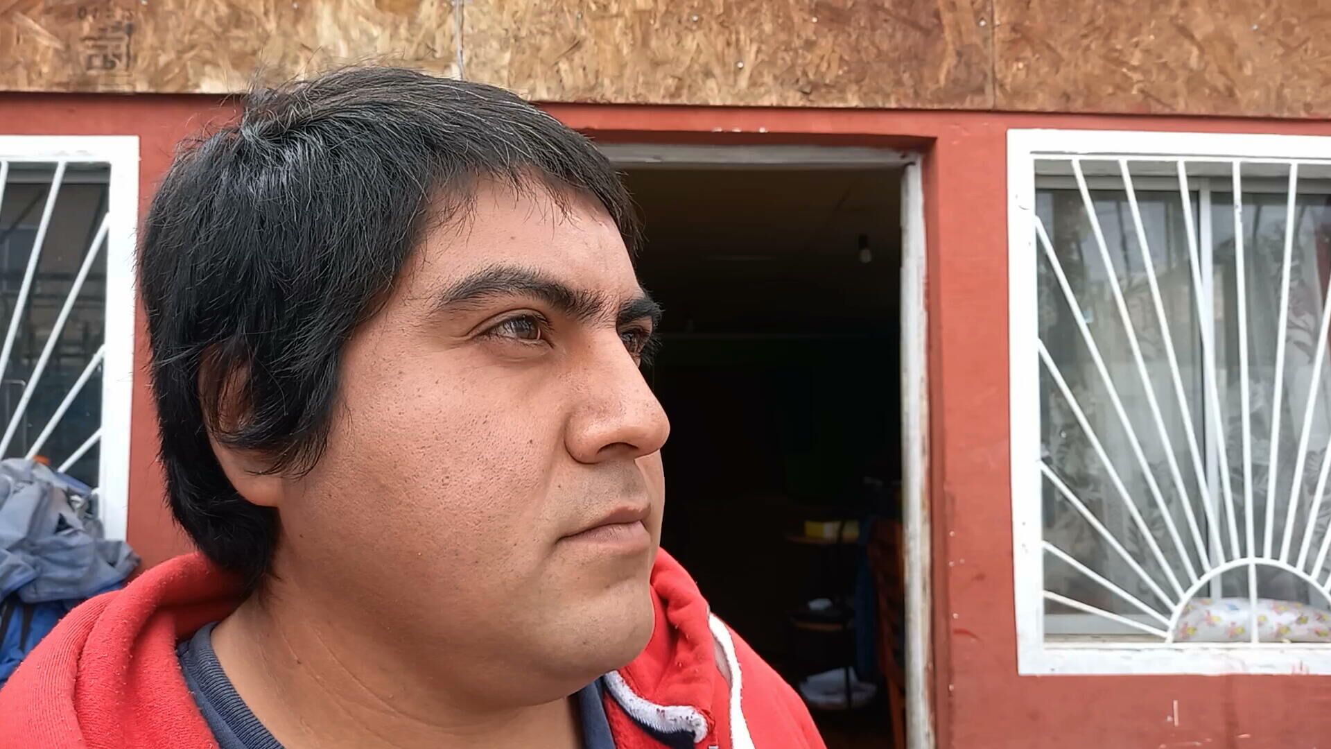 Mauricio Jara, afuera de su casa en Cerro Navia - Sputnik Mundo, 1920, 11.05.2021