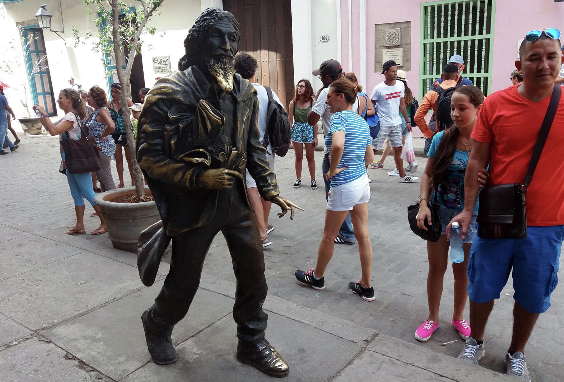 Estatua 'Caballero de París' en La Habana - Sputnik Mundo, 1920, 11.05.2021