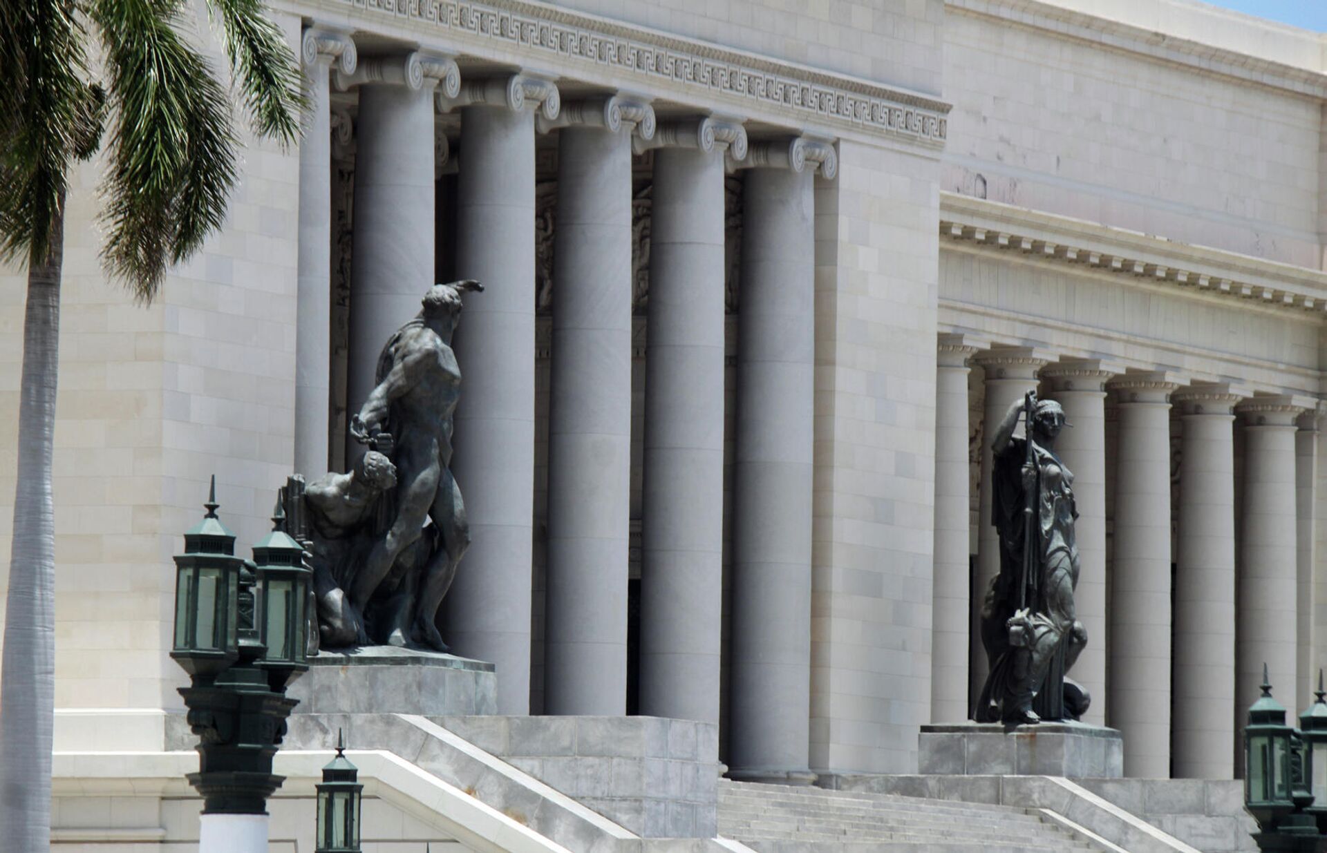 Estatuas en la entrada del Capitolio de La Habana - Sputnik Mundo, 1920, 11.05.2021