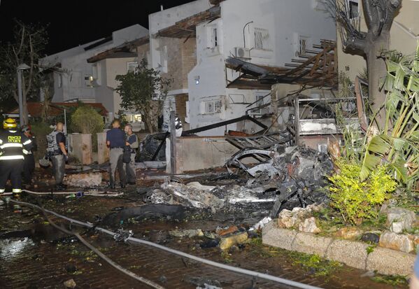 Hamás asegura que quiere proteger la mezquita de Al Aqsa en el Monte del Templo de Jerusalén de la &quot;agresión y el terrorismo&quot; israelí con sus acciones. En la foto: un edificio destruido por un cohete palestino en la ciudad israelí de Rishon LeZion.  - Sputnik Mundo