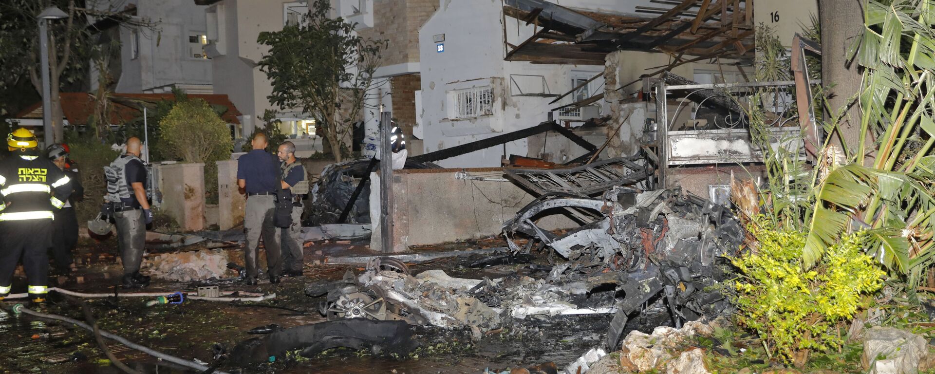 Члены израильской аварийной службы осматривают повреждения в израильском городе Ришон-ле-Цион - Sputnik Mundo, 1920, 16.05.2021