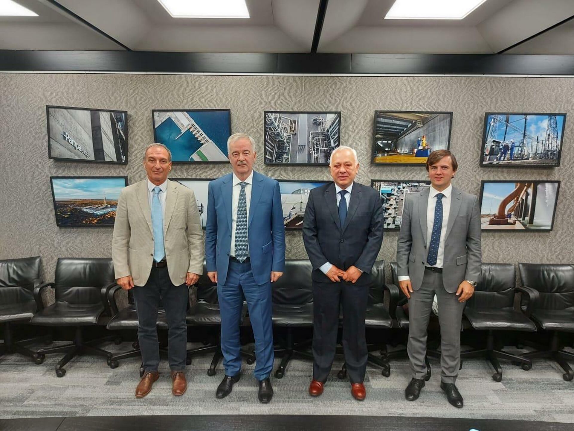 Firma de acuerdo entre Gazprom y Pampa Energía con el jefe de la representación comercial de la Federación de Rusia en la Argentina, Sergey Derkach, el integrante de su equipo de trabajo Maxim Rozhnev, el socio gerente de Avangard Energy, Daniel Kaliszuk y el director ejecutivo de Petróleo y Gas de Pampa Energía, Horacio Turri. - Sputnik Mundo, 1920, 12.05.2021