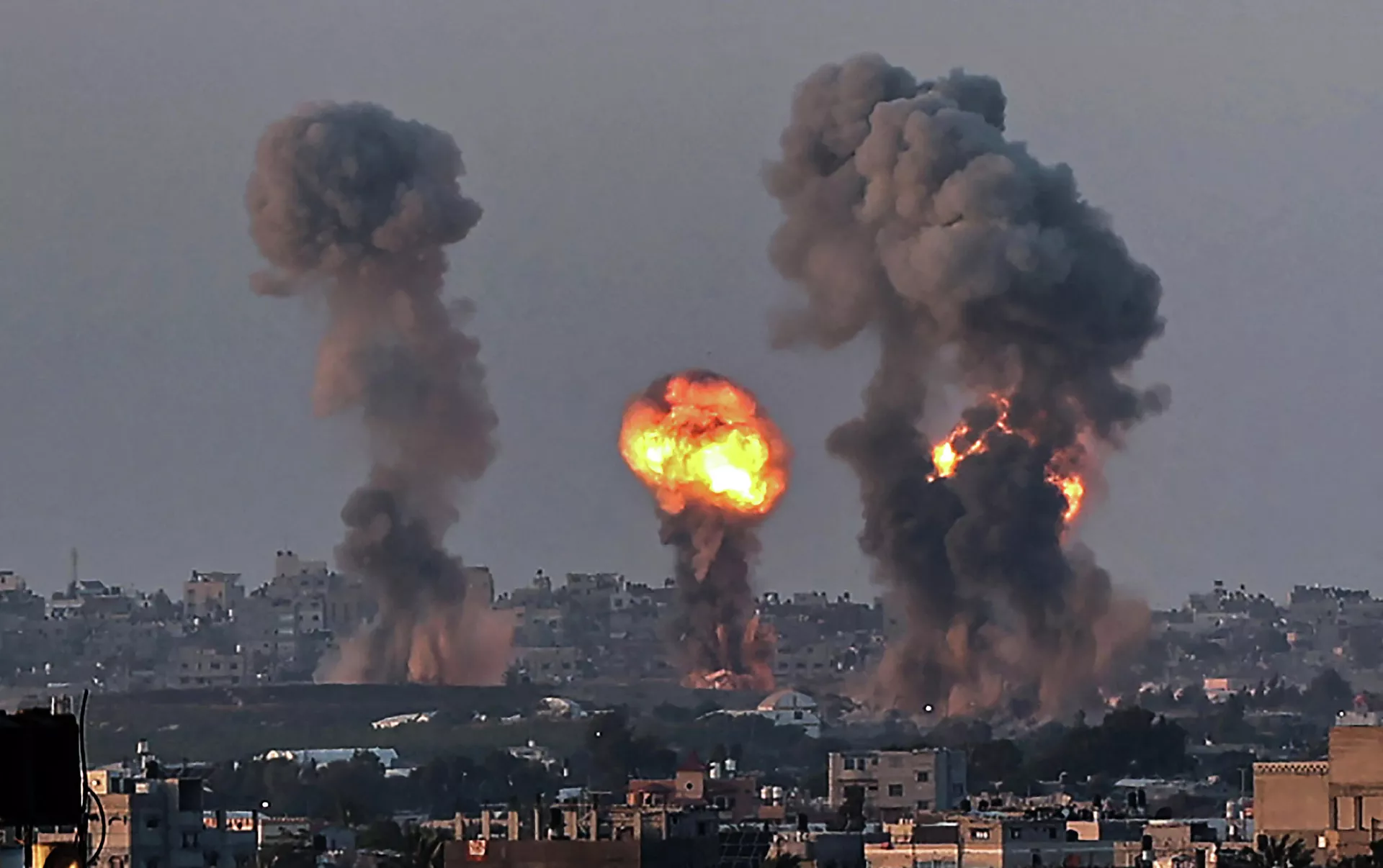 Humo y fuego en la Franja de Gaza tras un ataque de Israel Humo y fuego en la Franja de Gaza tras un ataque de Israel - Sputnik Mundo, 1920, 23.05.2021