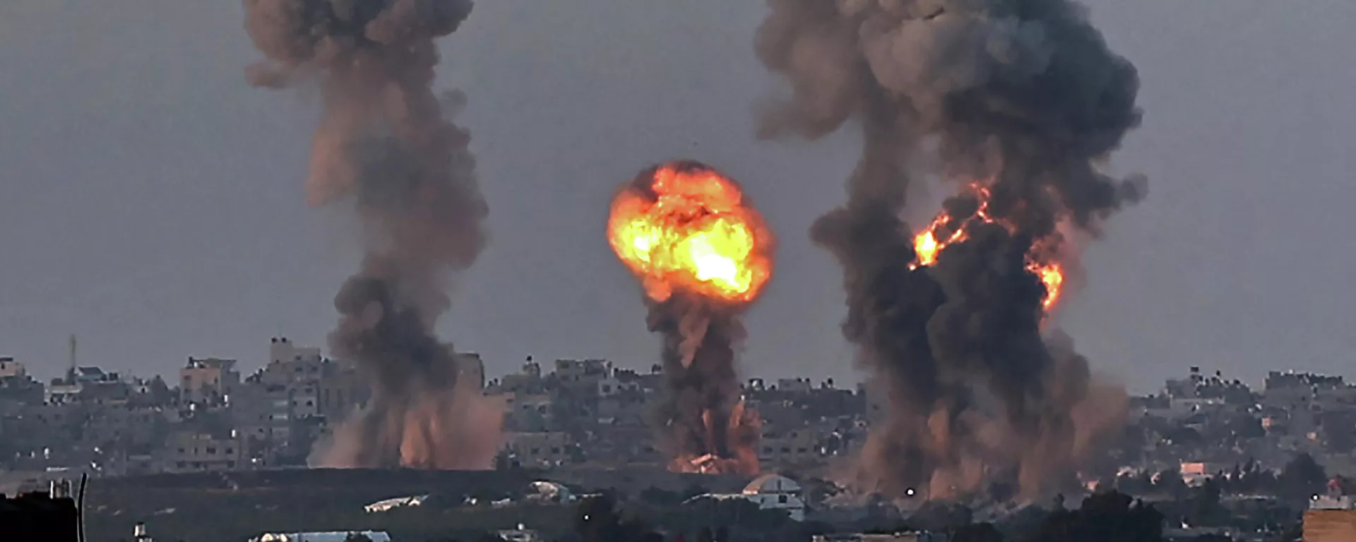 Humo y fuego en la Franja de Gaza tras un ataque de Israel Humo y fuego en la Franja de Gaza tras un ataque de Israel - Sputnik Mundo, 1920, 12.05.2021