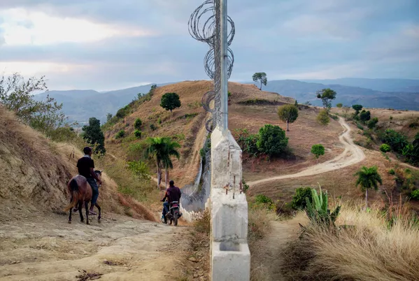 La foto, tomada el 5 de marzo de 2021, muestra una valla en la frontera entre Haití y República Dominicana, instalada como una de las medidas para evitar la inmigración ilegal de haitianos en situación de extrema pobreza, así como el tráfico de drogas y el transporte de vehículos robados, según anunciaron las autoridades dominicanas. La foto, tomada el 5 de marzo de 2021, muestra una valla en la frontera entre Haití y República Dominicana, instalada como una de las medidas para evitar la inmigración ilegal de haitianos en situación de extrema pobreza, así como el tráfico de drogas y el transporte de vehículos robados, según anunciaron las autoridades dominicanas. - Sputnik Mundo