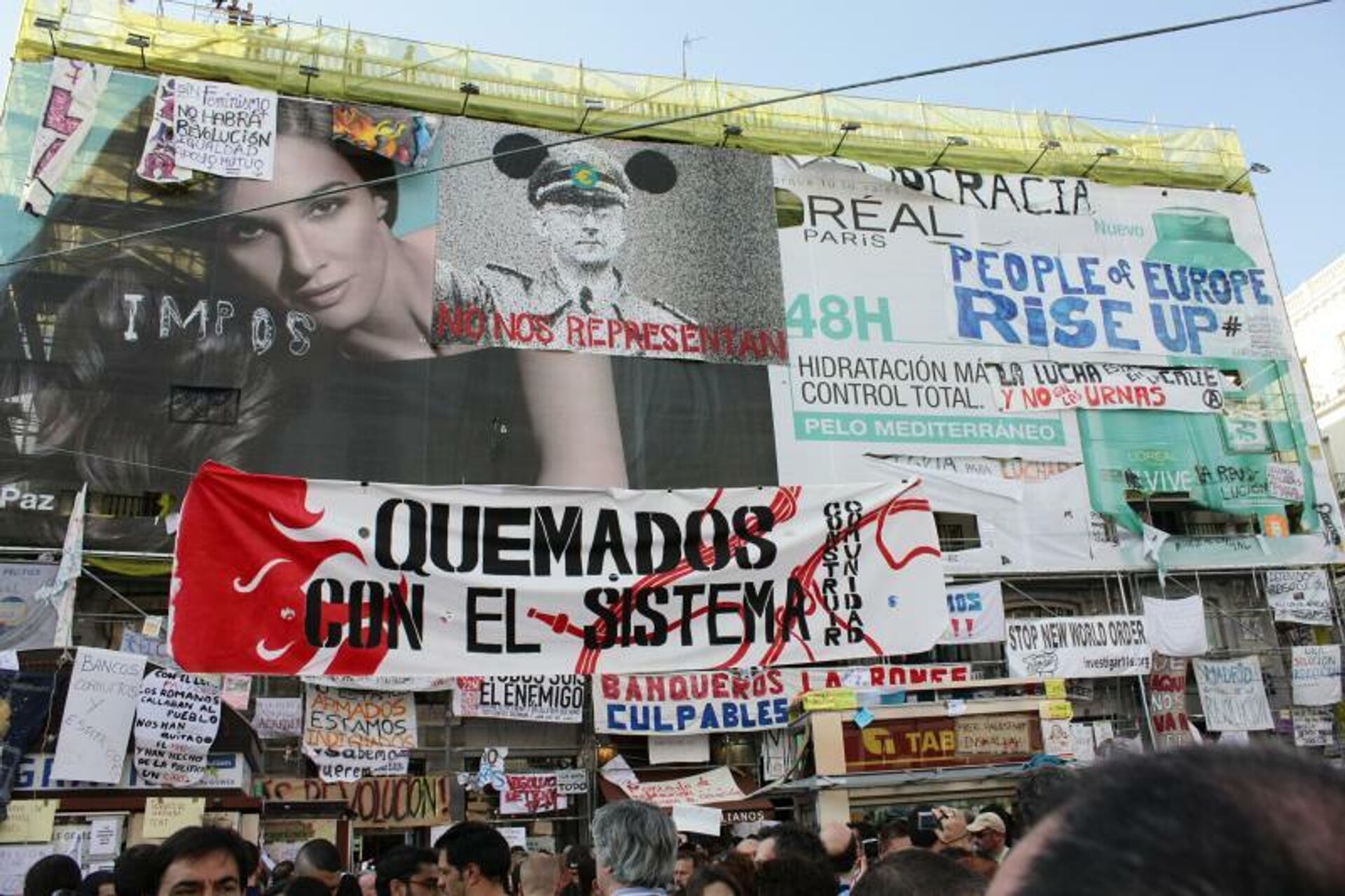 Cartel en la Puerta del Sol de Madrid durante las protestas de los indignados, en 2011 - Sputnik Mundo, 1920, 12.05.2021