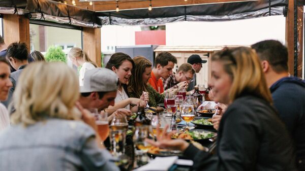 Unas personas en un restaurante  - Sputnik Mundo