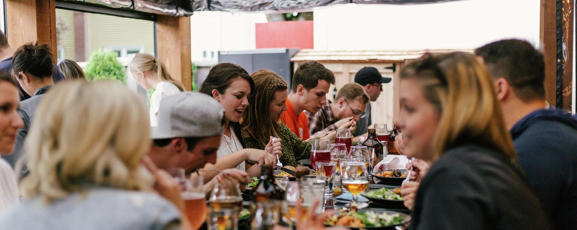 Unas personas en un restaurante  - Sputnik Mundo, 1920, 23.06.2022