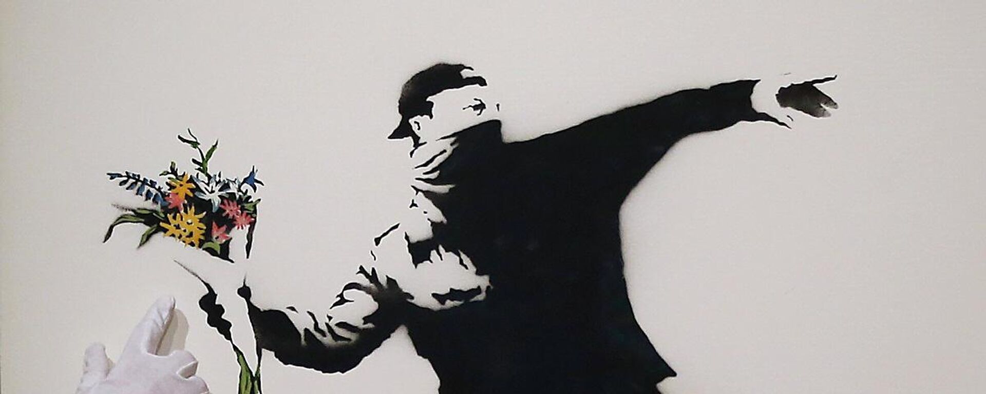 'Love is in the air', una obra del artista callejero Banksy  - Sputnik Mundo, 1920, 13.05.2021