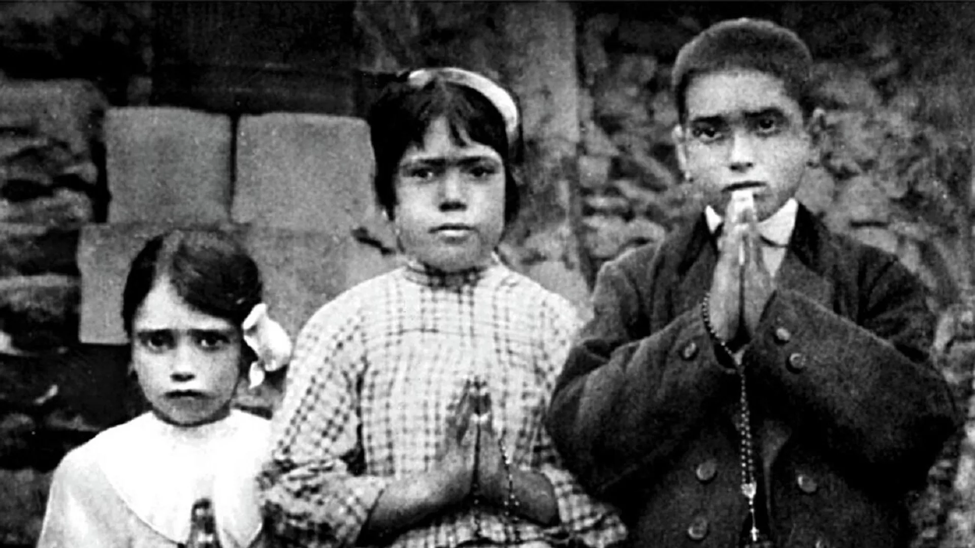 Los pastorcitos Lucía Dos Santos, Jacinta Marto y Francisco Marto en 1917 Los pastorcitos Lucía Dos Santos, Jacinta Marto y Francisco Marto en 1917 - Sputnik Mundo, 1920, 13.05.2021