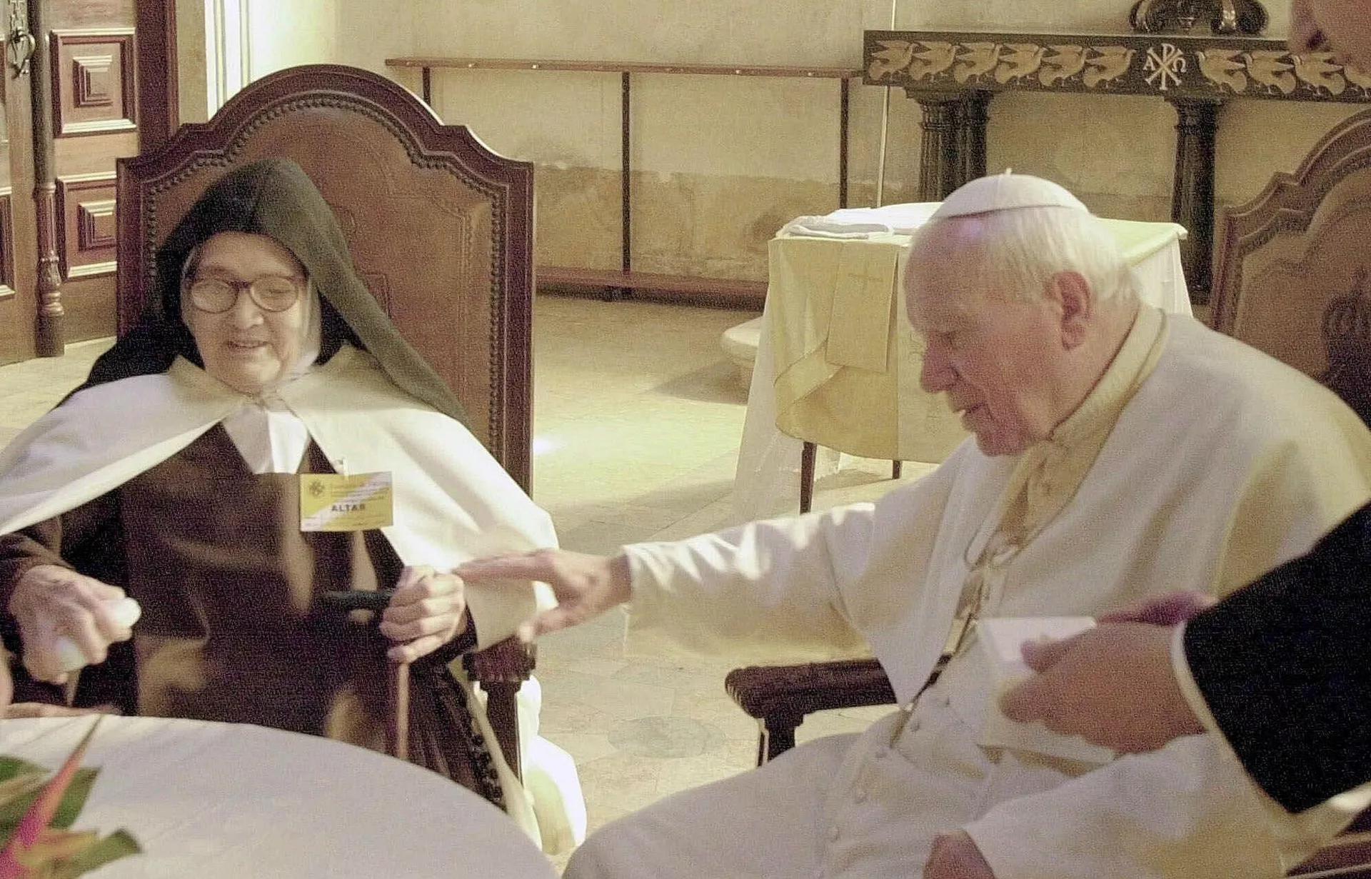 Lucia dos Santos junto al papa Juan Pablo II en 2000 Lucia dos Santos junto al papa Juan Pablo II en 2000 - Sputnik Mundo, 1920, 13.05.2021