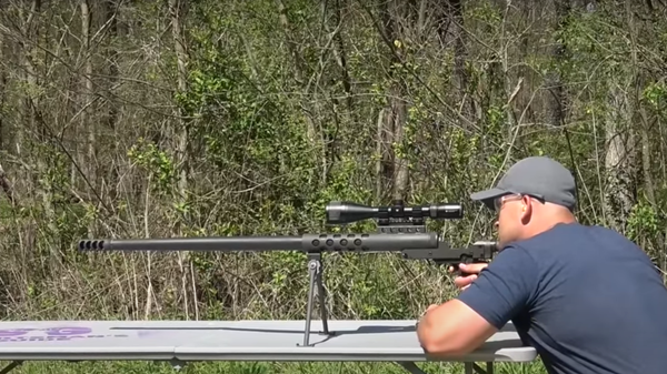 Un rifle de francotirador explota en las manos y deja al tirador al borde de la muerte - Sputnik Mundo