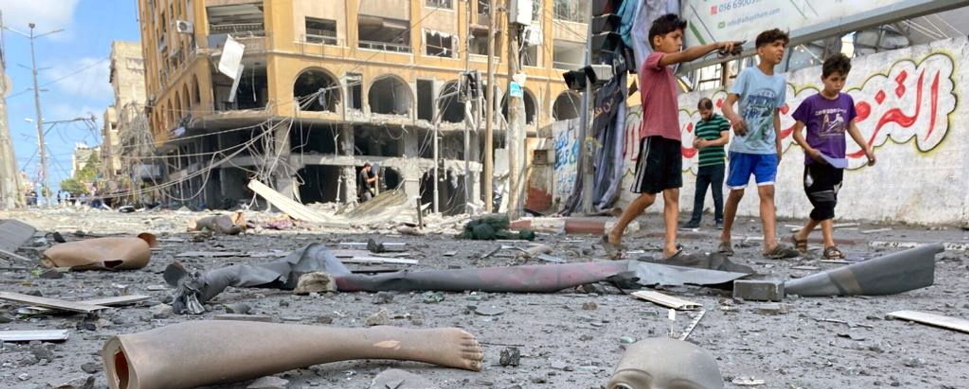 Части сломанного манекена лежат на земле возле здания, пострадавшего от ударов израильской авиации во время вспышки израильско-палестинского конфликта, Газа Части сломанного манекена лежат на земле возле здания, пострадавшего от ударов израильской авиации во время вспышки израильско-палестинского конфликта, Газа - Sputnik Mundo, 1920, 16.05.2021