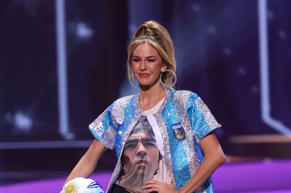La participante de Argentina, Alina Akselrad, rindió homenaje al mítico futbolista Diego Maradona, fallecido en noviembre de 2020: la mujer subió al escenario vestida con el uniforme de la selección albiceleste y una camiseta con el retrato del 'Diez'. La participante de Argentina, Alina Akselrad, rindió homenaje al mítico futbolista Diego Maradona, fallecido en noviembre de 2020: la mujer subió al escenario vestida con el uniforme de la selección albiceleste y una camiseta con el retrato del 'Diez'. - Sputnik Mundo