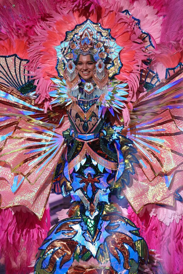 Todas las aspirantes a Miss Universo deben ser mayores de 18 años. No deben estar casadas ni tener hijos. Otra condición es no haber participado en sesiones de fotos &#x27;topless&#x27;. En la foto: Miss Dinamarca, Amanda Petri. - Sputnik Mundo