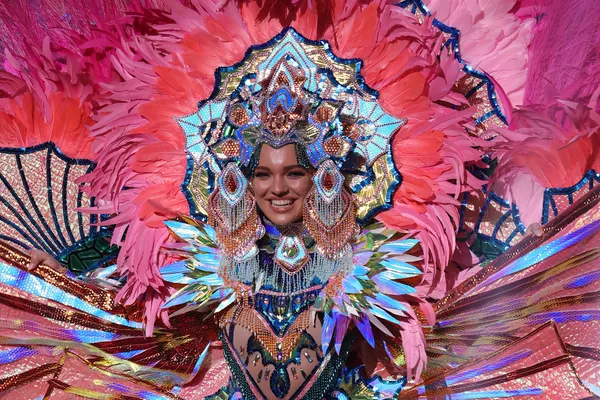 Todas las aspirantes a Miss Universo deben ser mayores de 18 años. No deben estar casadas ni tener hijos. Otra condición es no haber participado en sesiones de fotos 'topless'. En la foto: Miss Dinamarca, Amanda Petri. Todas las aspirantes a Miss Universo deben ser mayores de 18 años. No deben estar casadas ni tener hijos. Otra condición es no haber participado en sesiones de fotos 'topless'. En la foto: Miss Dinamarca, Amanda Petri. - Sputnik Mundo