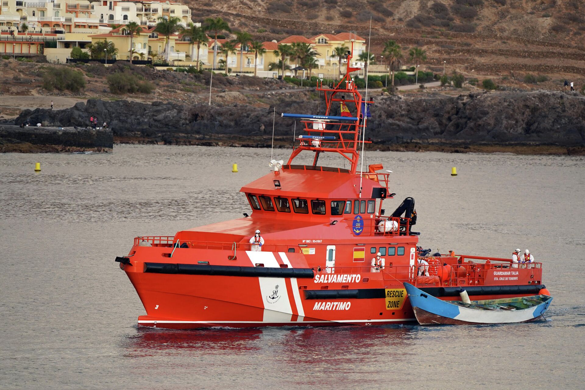 Cayuco en el que viajaban los migrantes rescatados a su llegada al puerto de los Cristianos (Tenerife) - Sputnik Mundo, 1920, 14.05.2021