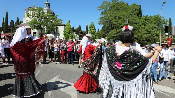 Chulapos bailando un chotis en la pradera de San Isidro (Madrid) - Sputnik Mundo