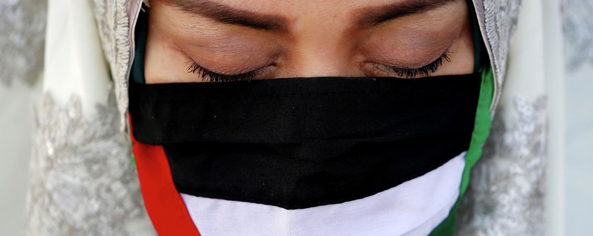 Una mascarilla con los colores de la bandera de Palestina - Sputnik Mundo, 1920, 15.05.2021