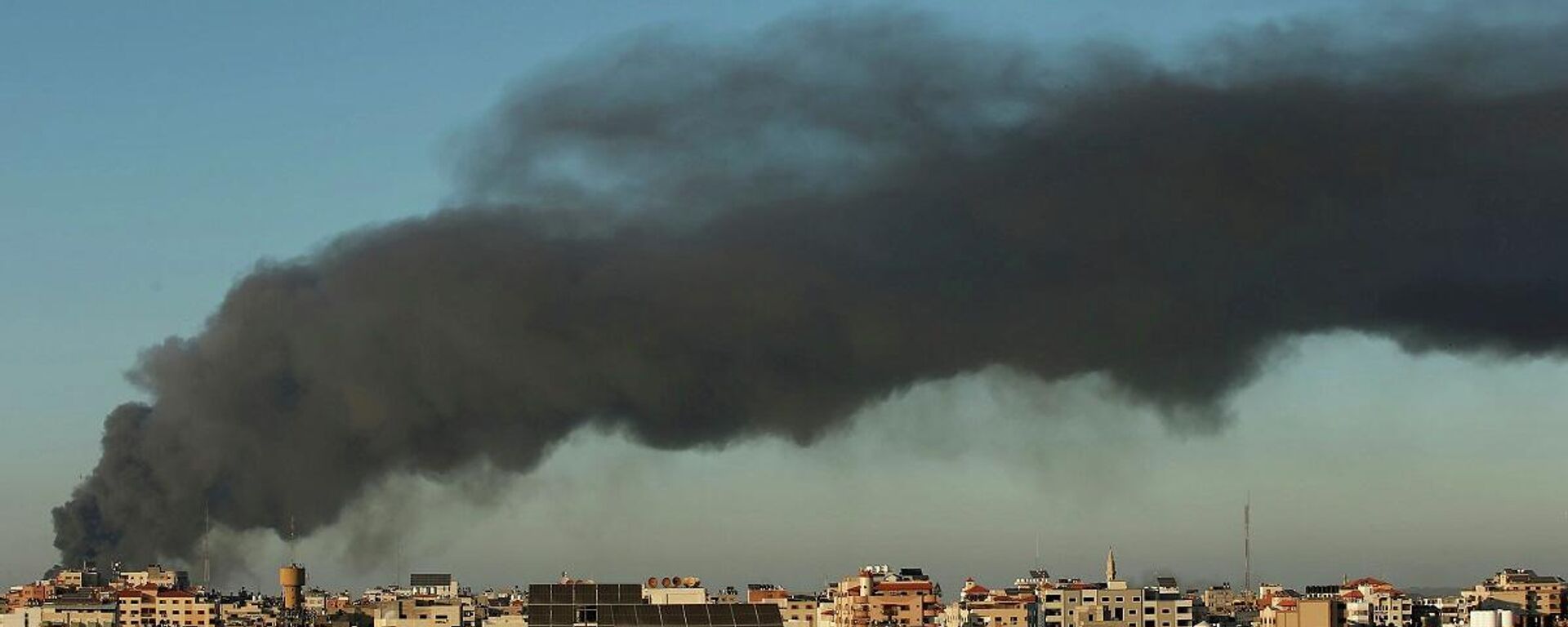 El humo se eleva en medio de un estallido de violencia israelí-palestina, en Gaza, el 15 de mayo de 2021 - Sputnik Mundo, 1920, 21.05.2021