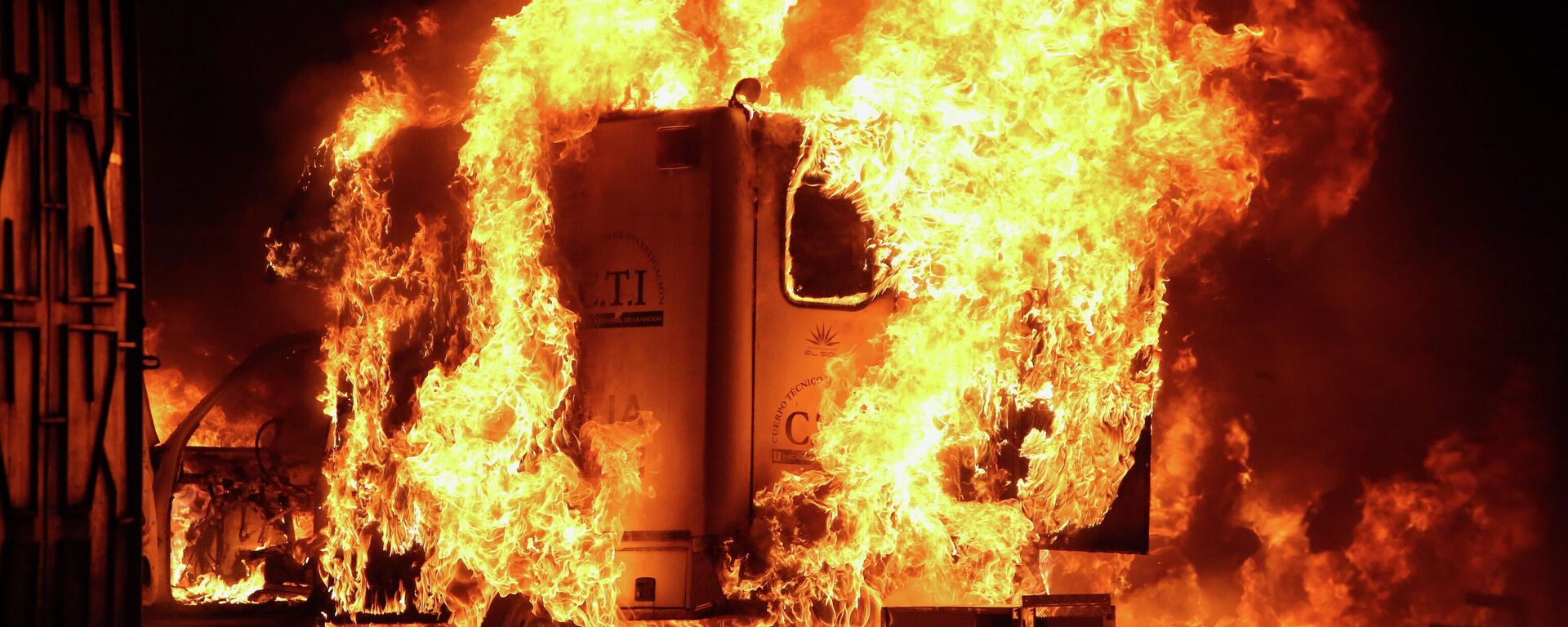 Incendio durante las protestas en Popayán, Colombia - Sputnik Mundo, 1920, 15.05.2021