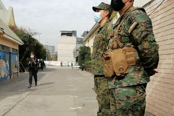 Un colegio electoral en Santiago - Sputnik Mundo