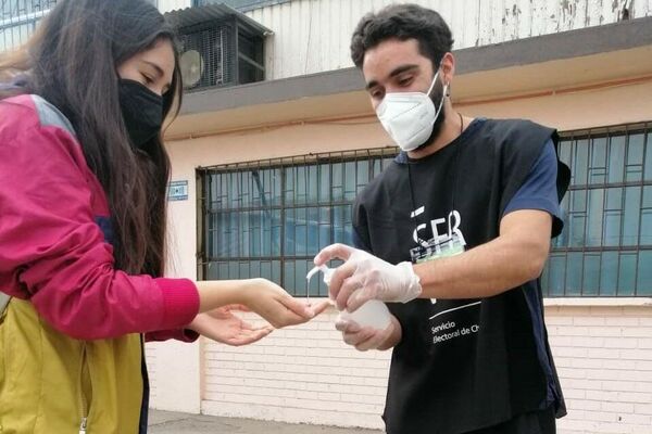 El protocolo de sanitización es estricto en los locales de votación en Chile. Mascarilla, alcohol gel y distanciamiento social para prevenir el COVID-19


 - Sputnik Mundo
