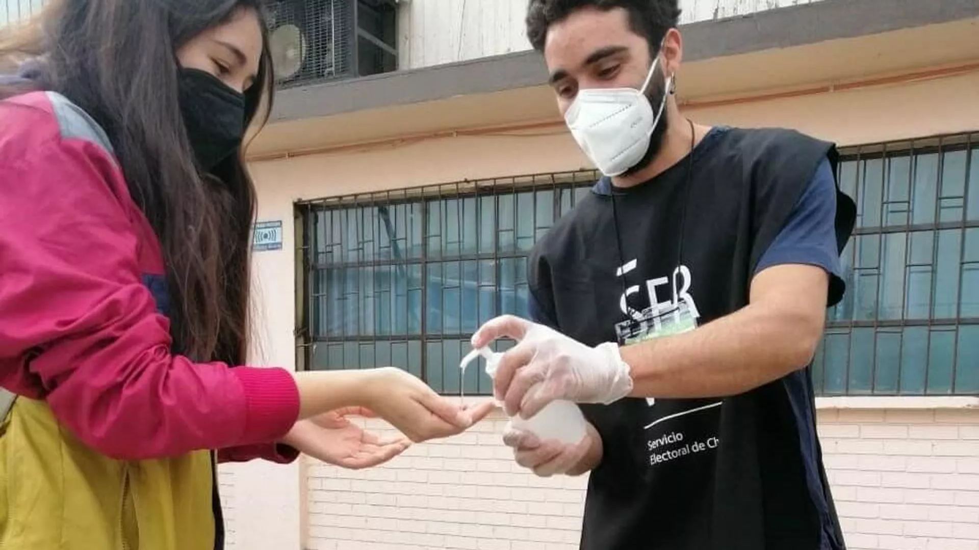 El protocolo de sanitización es estricto en los locales de votación en Chile. Mascarilla, alcohol gel y distanciamiento social para prevenir el COVID-19


