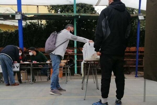 Un colegio electoral en Santiago - Sputnik Mundo