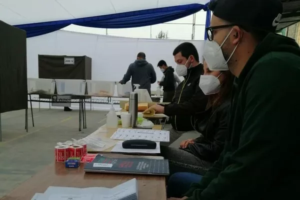 Un colegio electoral en Santiago - Sputnik Mundo
