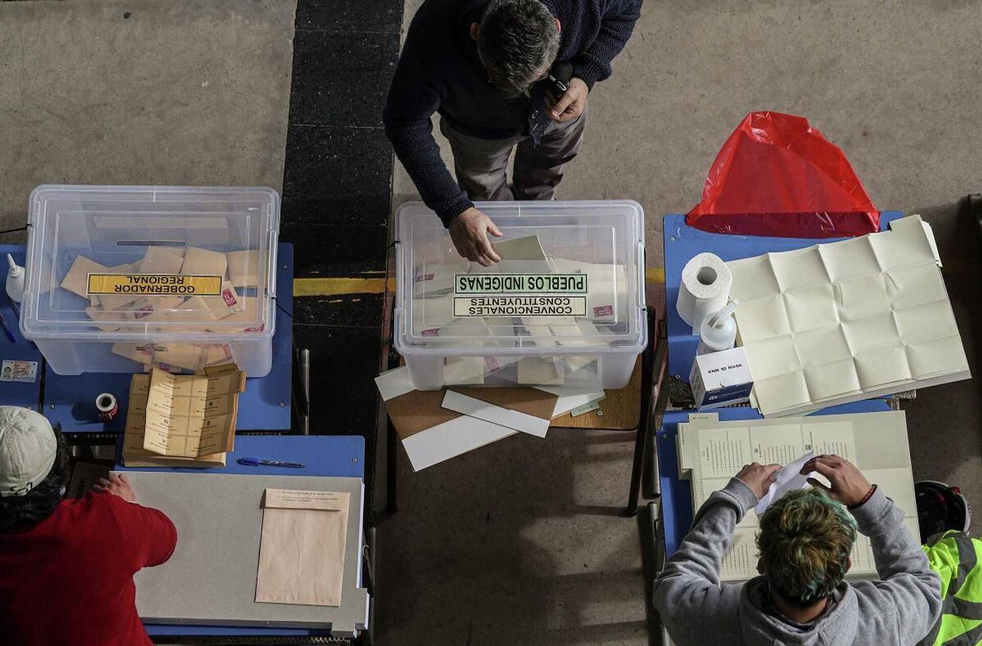 La 'megaelección' de alcaldes, concejales, gobernadores regionales y convencionales constituyentes que se realiza en Chile durante dos jornadas , el 15 y el 16 de mayo. - Sputnik Mundo, 1920, 16.05.2021