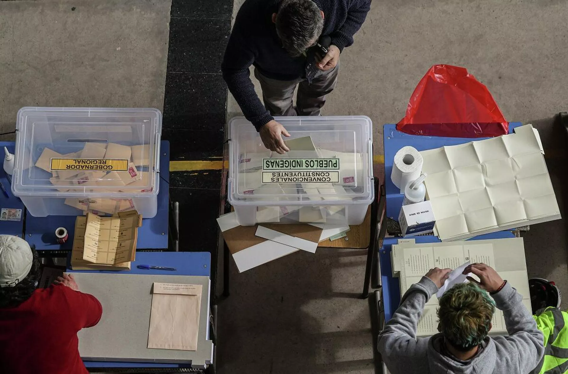 La 'megaelección' de alcaldes, concejales, gobernadores regionales y convencionales constituyentes que se realiza en Chile durante dos jornadas , el 15 y el 16 de mayo. La 'megaelección' de alcaldes, concejales, gobernadores regionales y convencionales constituyentes que se realiza en Chile durante dos jornadas , el 15 y el 16 de mayo. - Sputnik Mundo, 1920, 16.05.2021