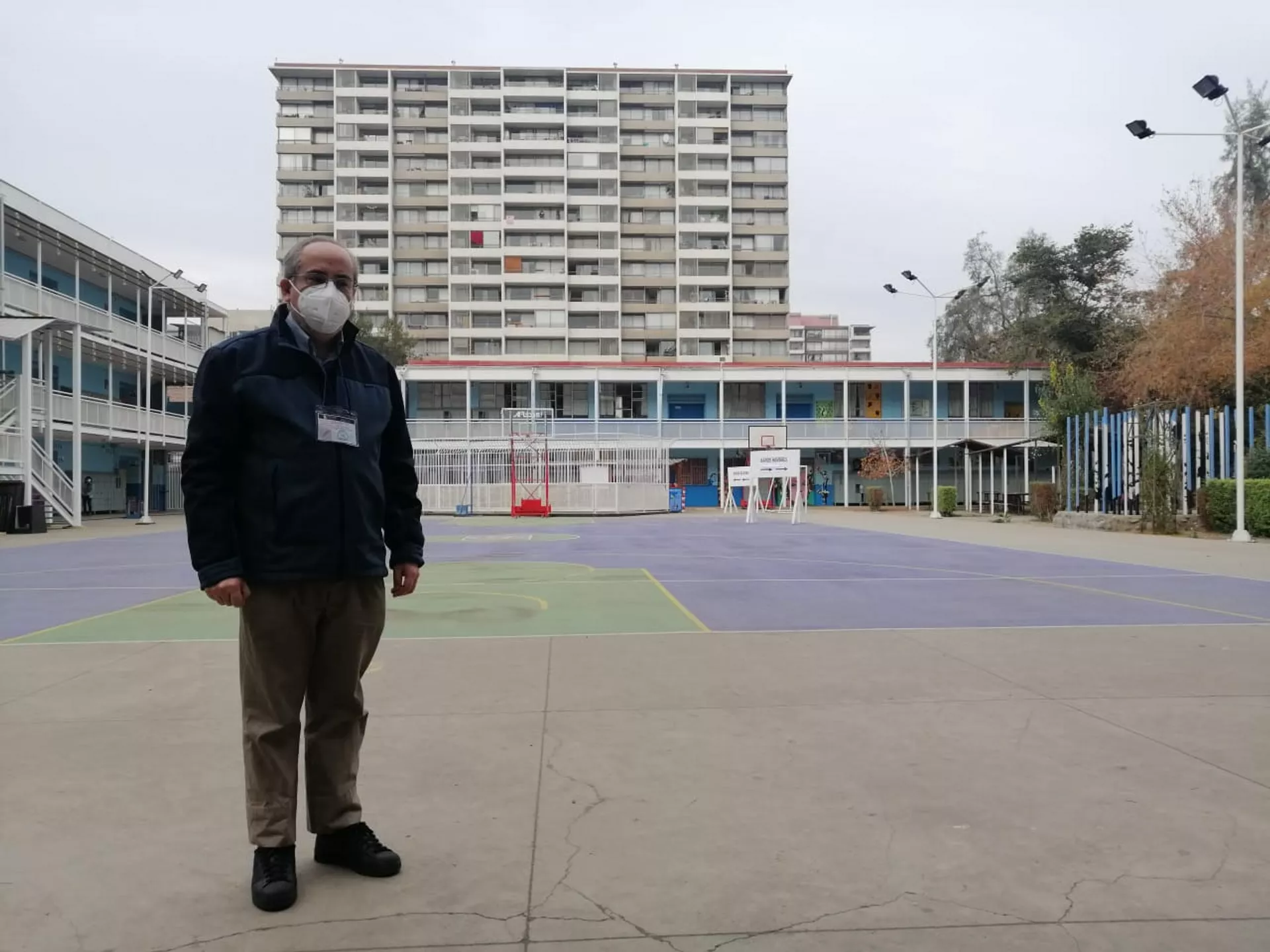 Funcionario del Servicio Electoral de Chile se encarga de organizar las votaciones en un local de Ñuñoa, comuna en el sector oriente de Santiago. Funcionario del Servicio Electoral de Chile se encarga de organizar las votaciones en un local de Ñuñoa, comuna en el sector oriente de Santiago. - Sputnik Mundo, 1920, 16.05.2021