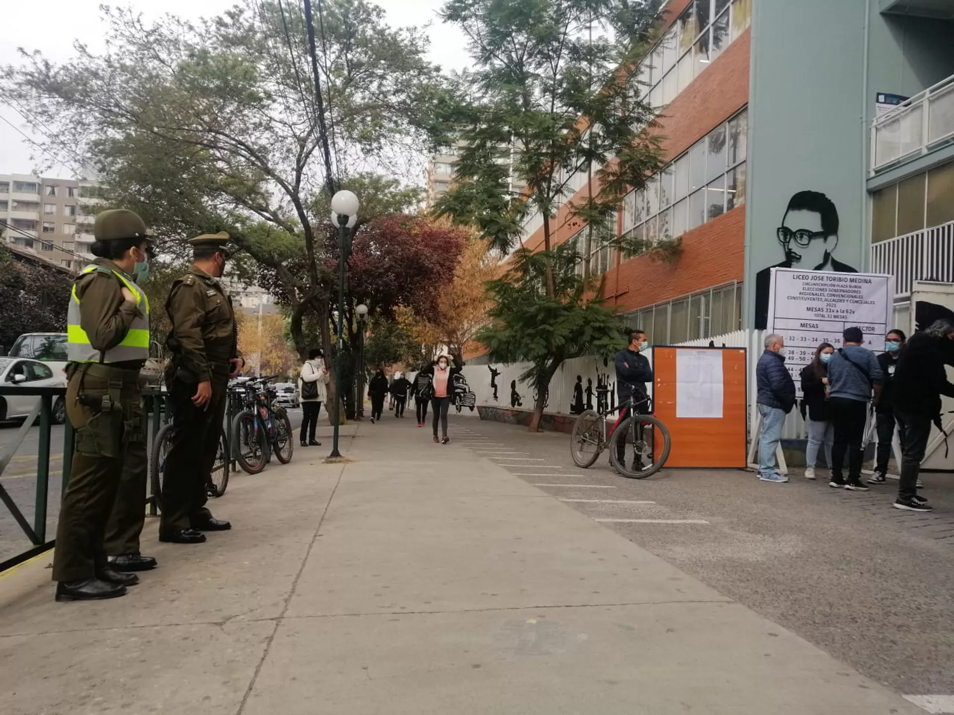 Carabineros de Chile (policía militarizada) custodia la seguridad a las afueras de un local de votación en Ñuñoa, comuna del sector oriente de Santiago. Carabineros de Chile (policía militarizada) custodia la seguridad a las afueras de un local de votación en Ñuñoa, comuna del sector oriente de Santiago. - Sputnik Mundo, 1920, 16.05.2021