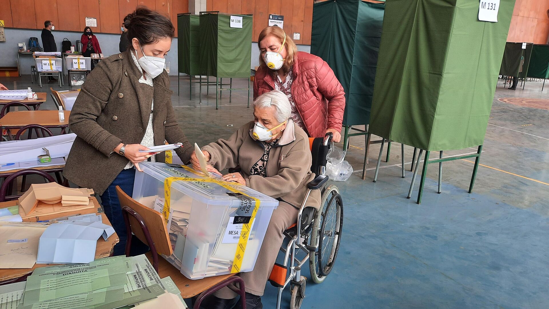 Eliana Barahona, de 92 años, vota en el Liceo de Aplicación - Sputnik Mundo, 1920, 17.05.2021
