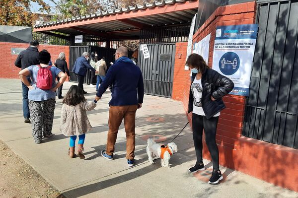 Una votante con su mascota - Sputnik Mundo