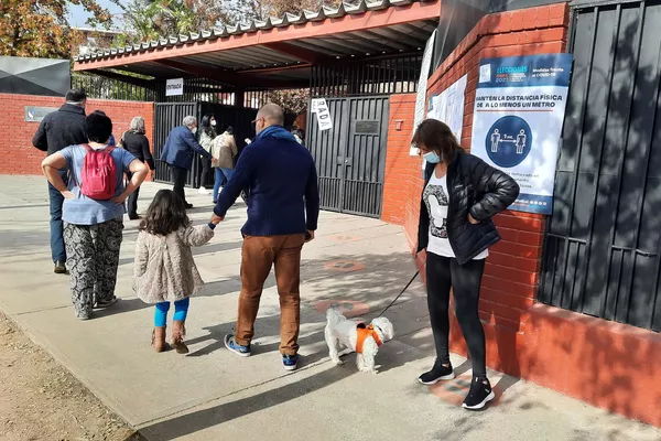 Una votante con su mascota - Sputnik Mundo