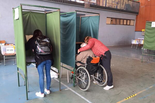 Voto asistido en el Liceo de Aplicación - Sputnik Mundo