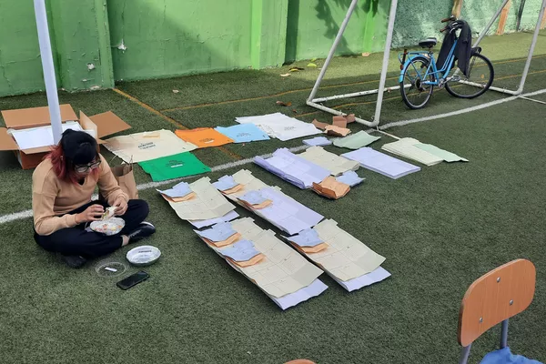 Vocal almuerza junto a votos en un colegio de la comuna de Ñuñoa - Sputnik Mundo