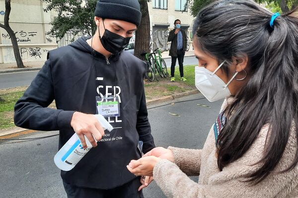 Ingreso con gel anticéptico en el Liceo de Aplicación  - Sputnik Mundo
