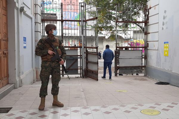 Un militar resguarda un colegio  - Sputnik Mundo