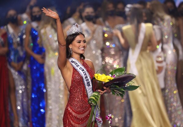 EEUU acogió el certamen anual de belleza Miss Universo, una velada que quedó marcada por el triunfo de América Latina. Cuatro representantes de la región se posicionaron entre las cinco finalistas del concurso.En la foto: la mexicana Andrea Meza saluda a la tribuna luego de ser coronada como nueva Miss Universo. - Sputnik Mundo