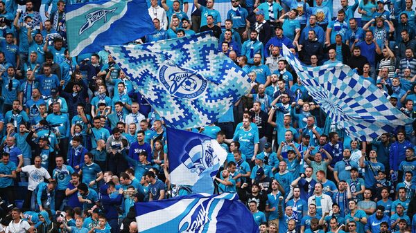 Los hinchas con las banderas del Zenit de San Petersburgo - Sputnik Mundo