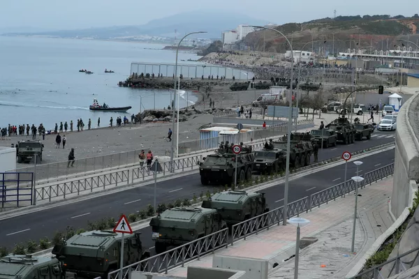 El presidente del Gobierno español, Pedro Sánchez, prometió a los ciudadanos de Ceuta "la máxima firmeza para velar por su seguridad y defender su integridad como parte del país ante cualquier desafío".En la foto: tanques españoles protegen la frontera de su país con Marruecos. El presidente del Gobierno español, Pedro Sánchez, prometió a los ciudadanos de Ceuta "la máxima firmeza para velar por su seguridad y defender su integridad como parte del país ante cualquier desafío".En la foto: tanques españoles protegen la frontera de su país con Marruecos. - Sputnik Mundo